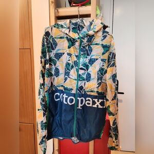 Cotopaxi windbreaker men L hooded